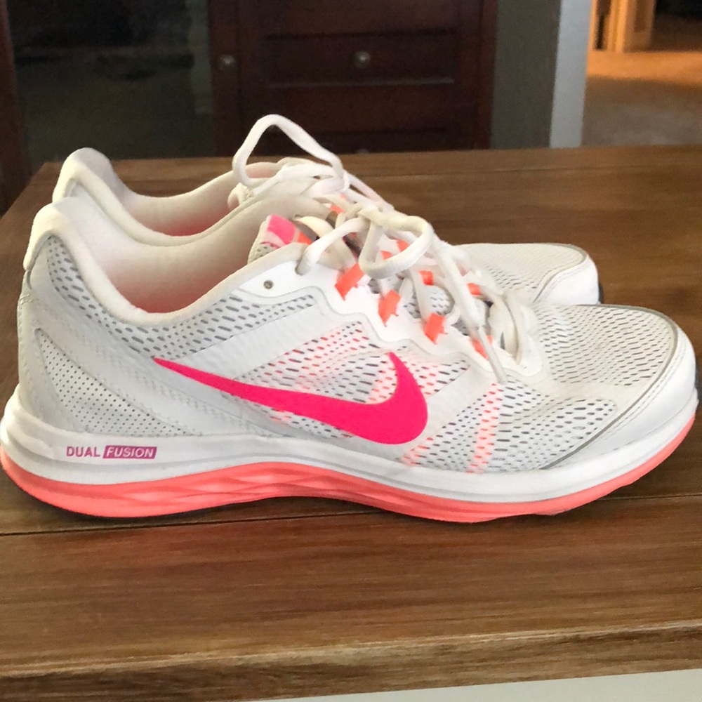 Tennis shoes
